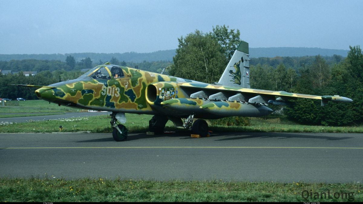 捷克空军装备的苏-25攻击机(Су-25),采用了林地迷彩便于在低空进行