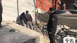 北京朝阳三里屯拆除白家庄路占道平台还路于民