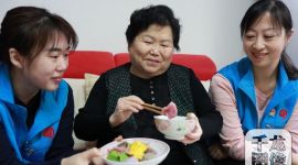 北京丰台卢沟桥乡慰问劳模送上浓浓腊八粥