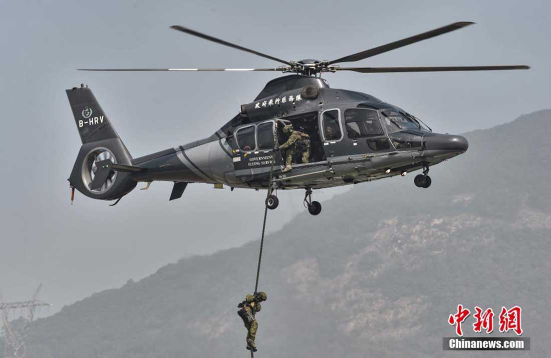 kong goverment flying service)的ec115 b1直升机搭载香港反恐特勤队