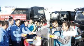 北京天通苑居民给环卫工人送腊八粥表谢意