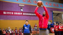 NBA球员贾森·特里在京为听障儿童送上新春贺礼
