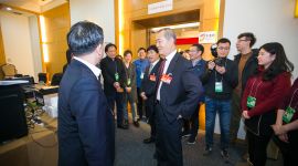 李伟杜飞进看望报道北京市人代会的千龙网编辑记者