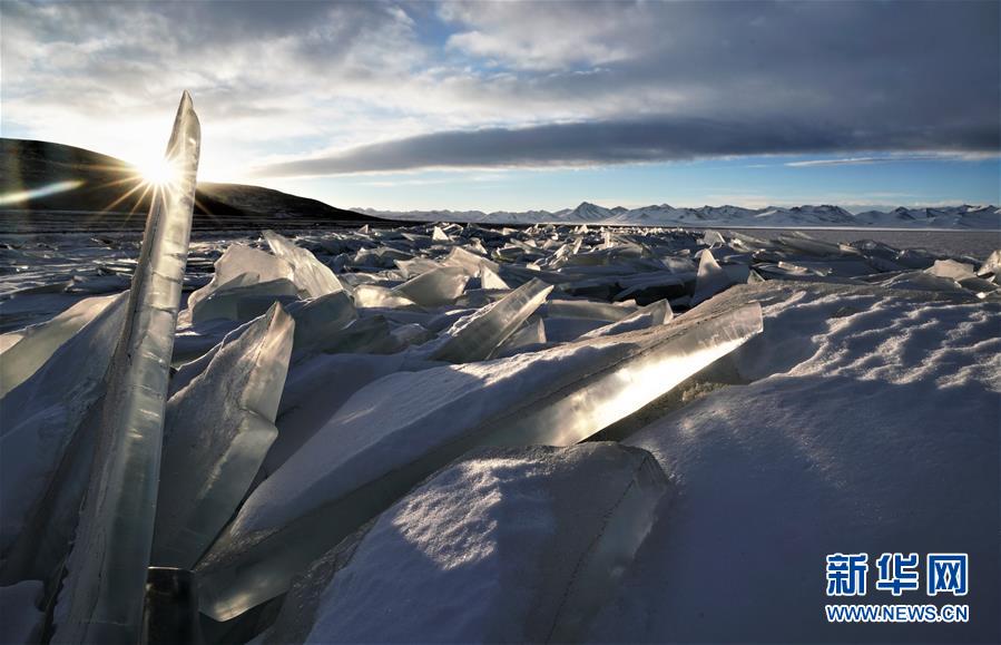冰封的冬季纳木错,静静地依偎在雪山的怀抱中,相互陪伴共度寒冬.