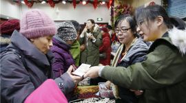 北京东城居民哨声“唤来”老字号年货大集