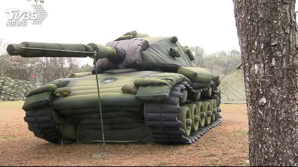 台媒称这款充气坦克不仅难分真假,还能害敌人轰到假目标,拿一颗" 气球