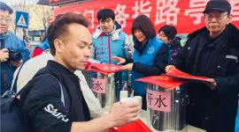 2019新春走基层|北京东直门街道志愿者为返乡客送“福”