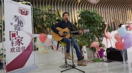 暖新闻|志愿者欢送寻子母亲李艳霞回家过年