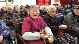 冬日爱心捐助温暖福利院200多名老人心