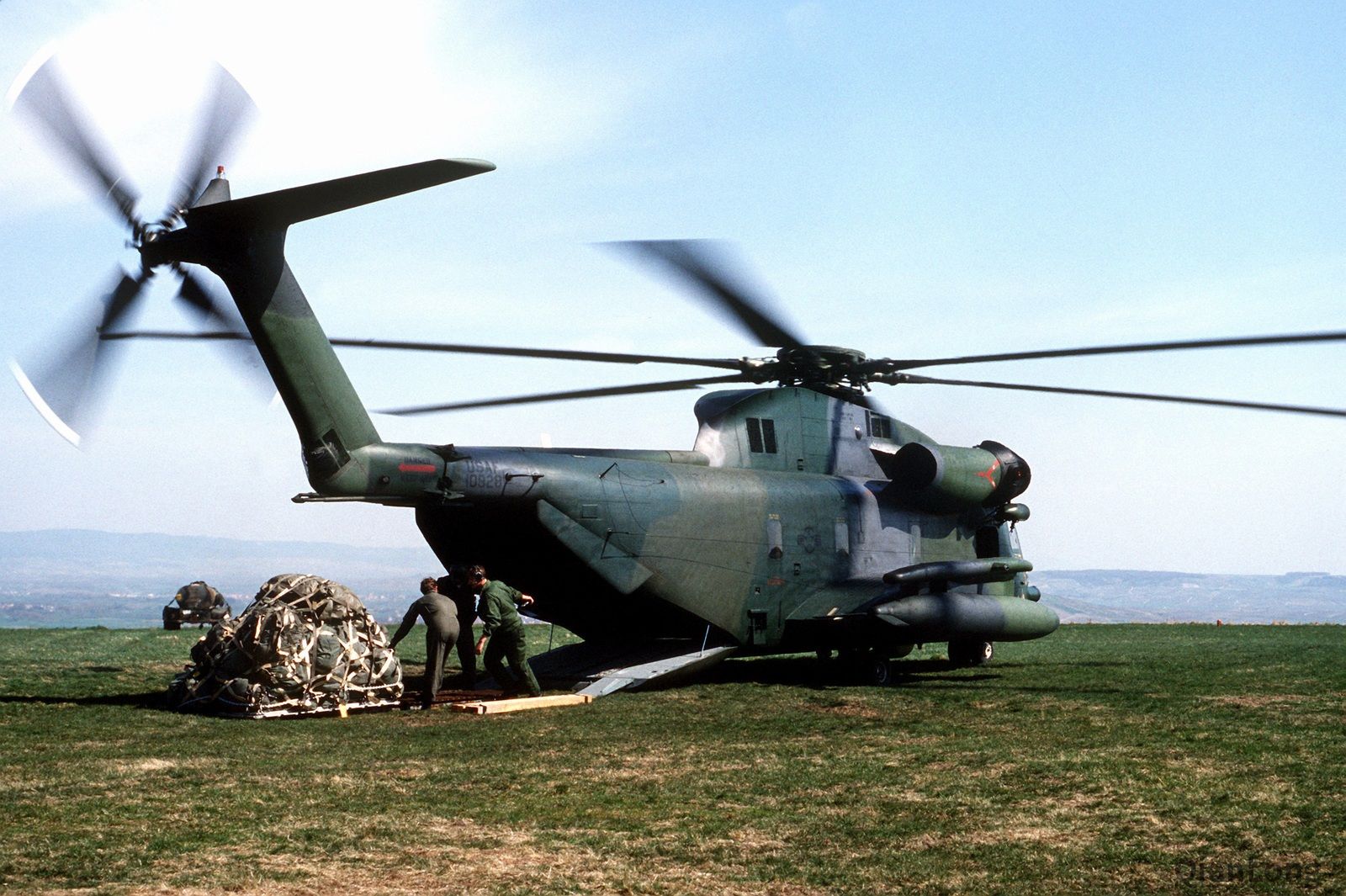 美军直升机演习场吊运雷达重型直升机优势可见一斑3