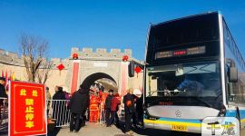 北京双层公交车化身村民赶集专驾