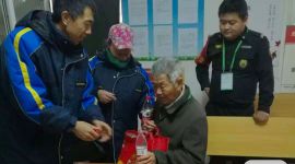 暖新闻|北京公交司机民警齐助六旬老人找到家