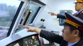 看见|火车每秒奔跑数十米，司机如何目不转睛？