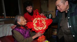 共度除夕|北京，陪85岁老母亲吃饺子看春晚