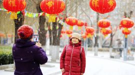北京图见|大年初八 北京市民雪中漫步赏红灯