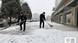 北京城管队员坚守一线扫雪铲冰