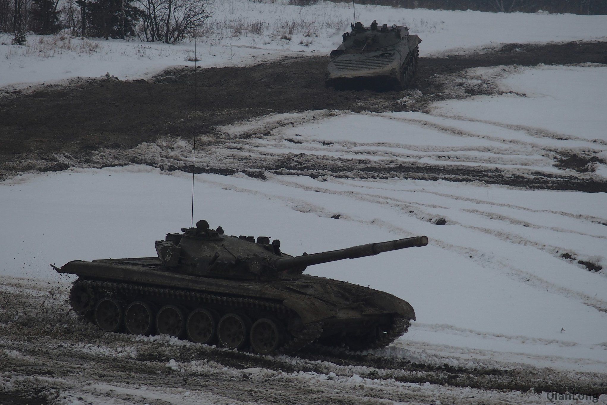 满身泥淖的t-72m1主战坦克和bvp-2步兵战车.