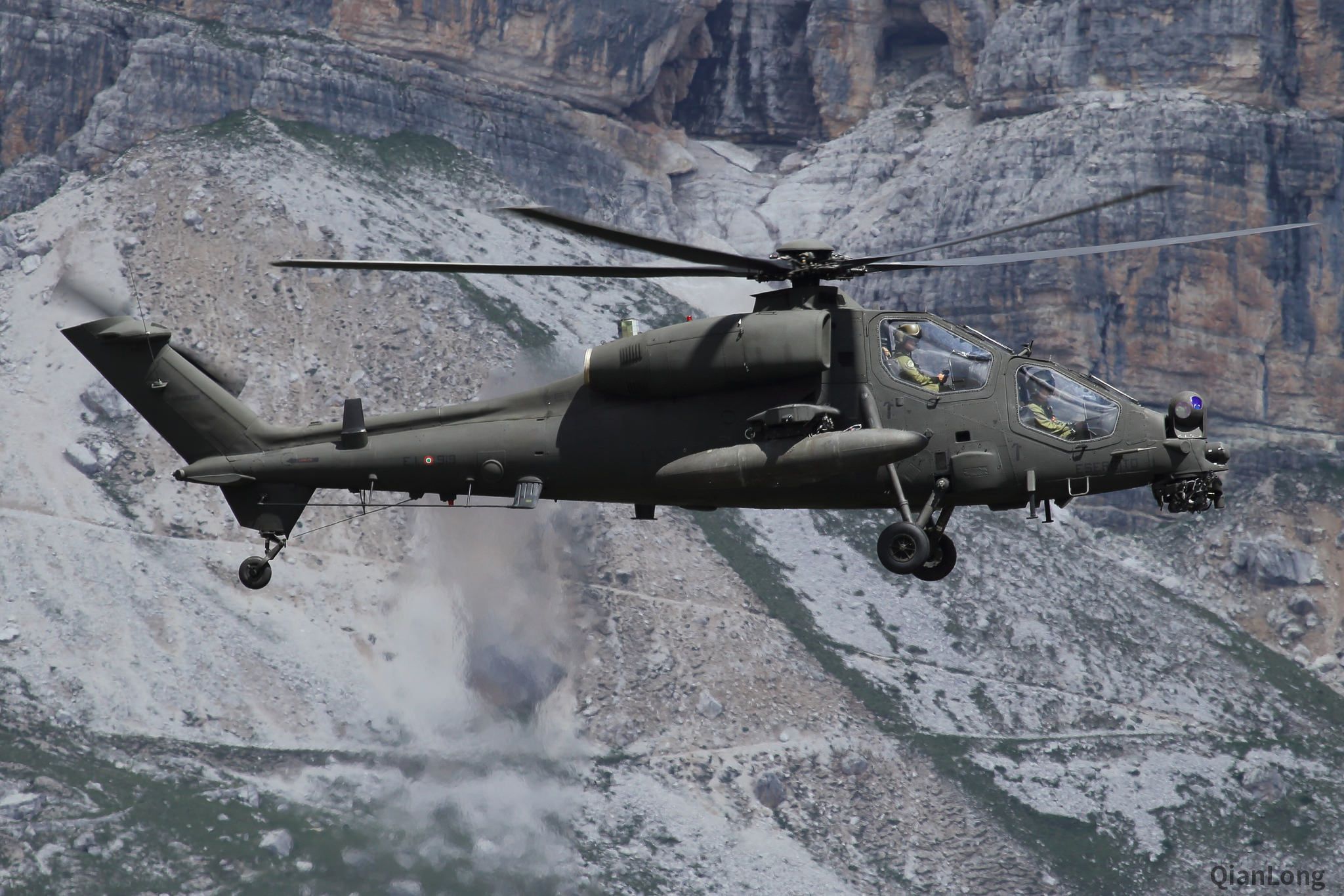 参加演习的阿古斯塔a129"猫鼬"武装直升机(agusta a129 mongoose).