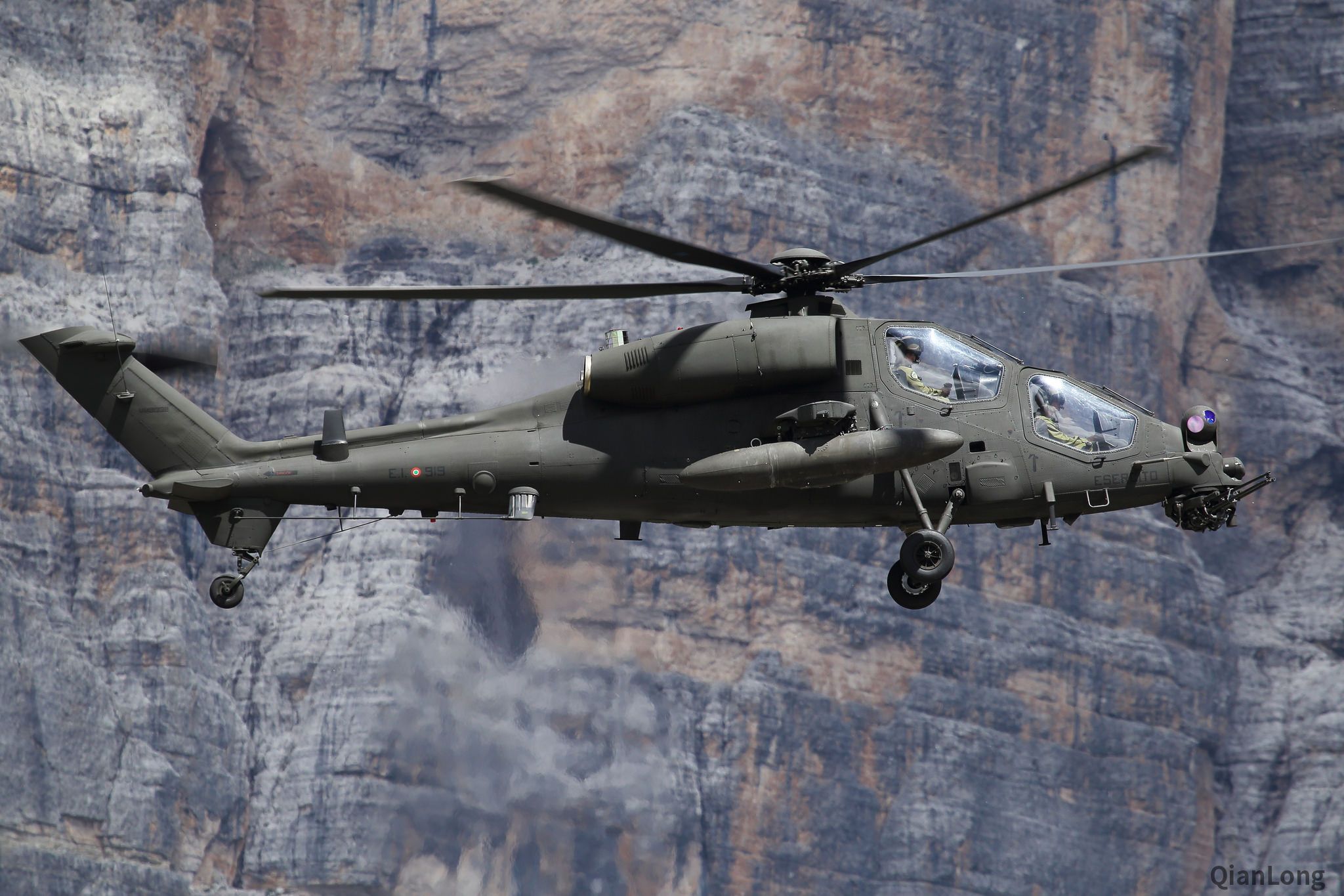 参加演习的阿古斯塔a129"猫鼬"武装直升机(agusta a129 mongoose).