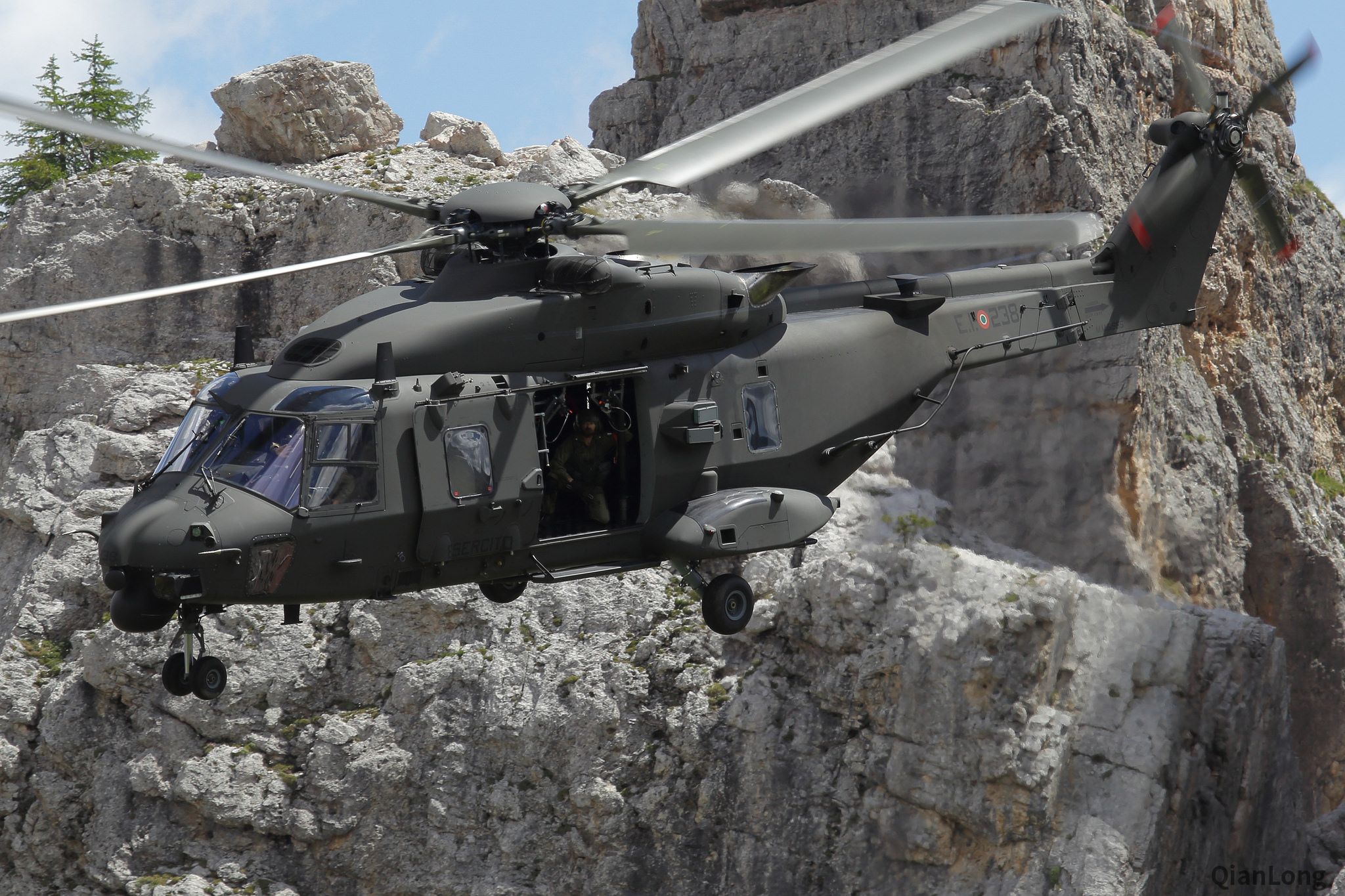 参加演习的nh-90直升机(nhindustries nh90).