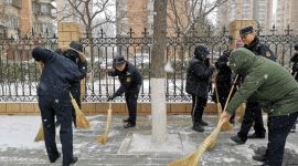 北京来广营城管进驻社区开展扫雪铲冰督促检查