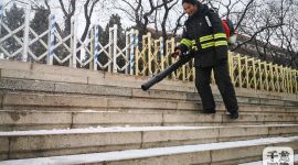天安门地区铲冰除雪用上利器“吹雪机”