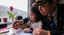 最美高铁列车餐车“兼职”儿童乐园