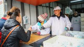 我们的节日·元宵|排队成一景，买到才算过节