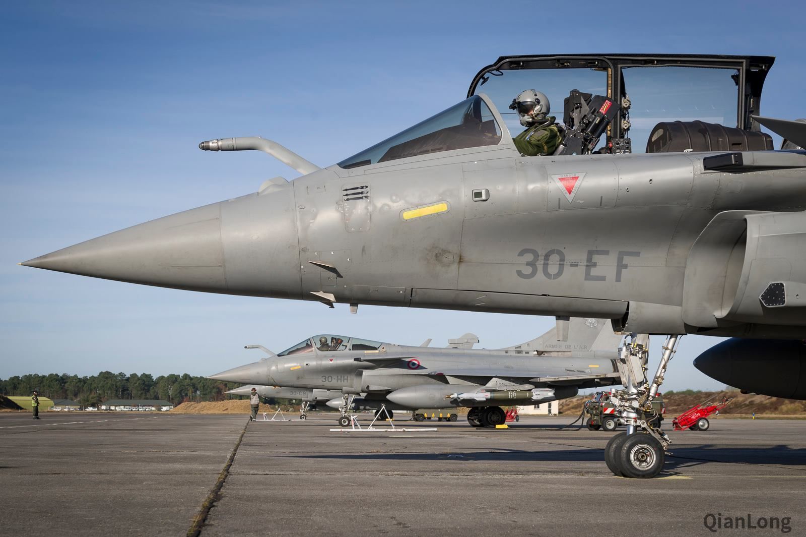 "诺曼底-涅曼"航空团的达索"阵风"战斗机(dassault rafale)准备陆续滑