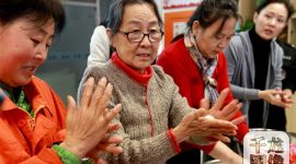 我们的节日·元宵|北京朝阳志愿者为一线工作者包元宵送祝福