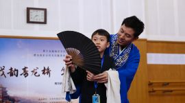 走台步、甩水袖……北京海淀居民走进中国评剧大剧院