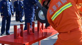 北京市消防员招新 现场演示“灯泡上切钢丝”