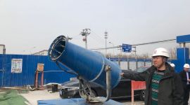 北京海淀城管应对橙色预警  工地开启“降尘大炮”