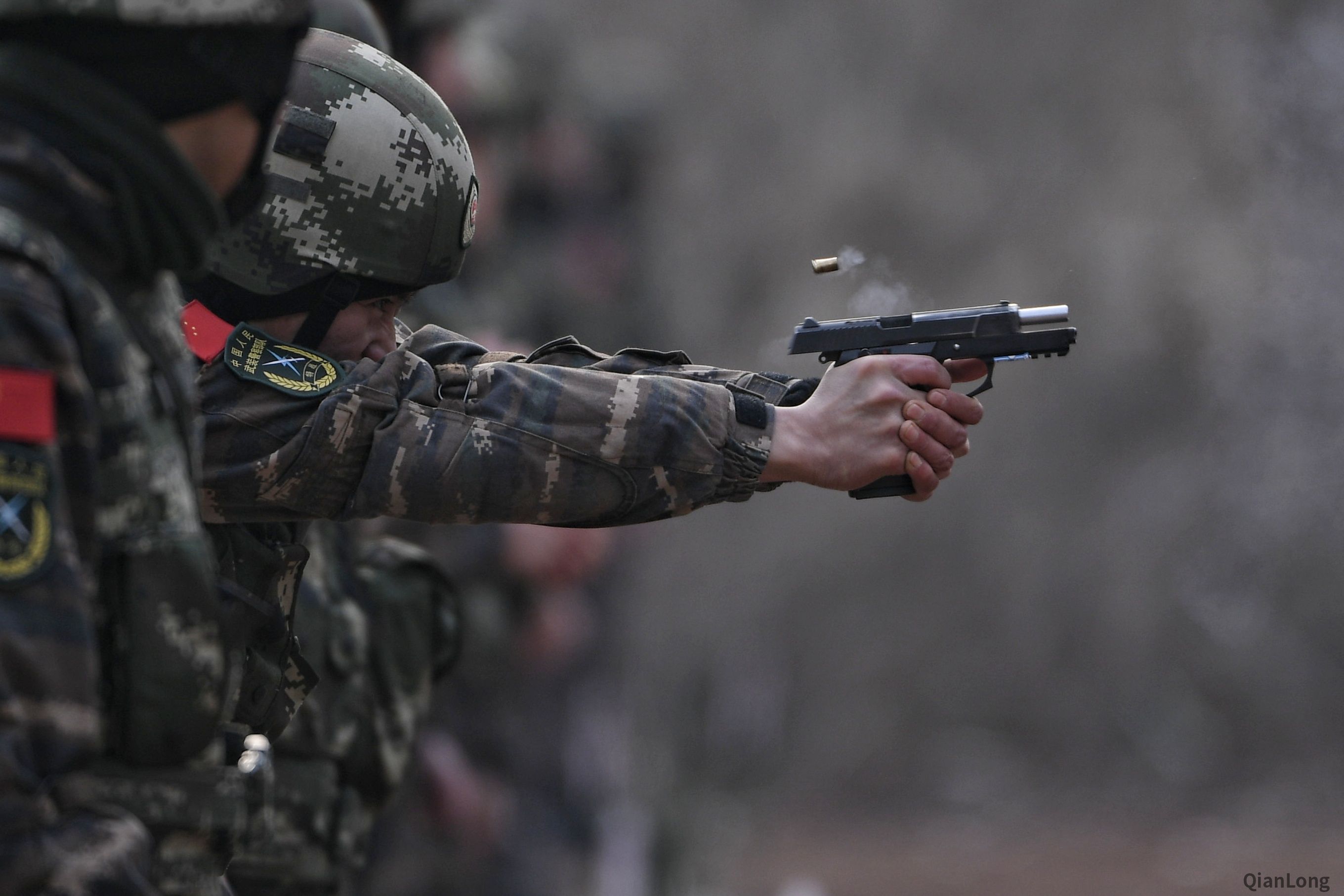 正在进行手枪射击科目训练的武警战士.