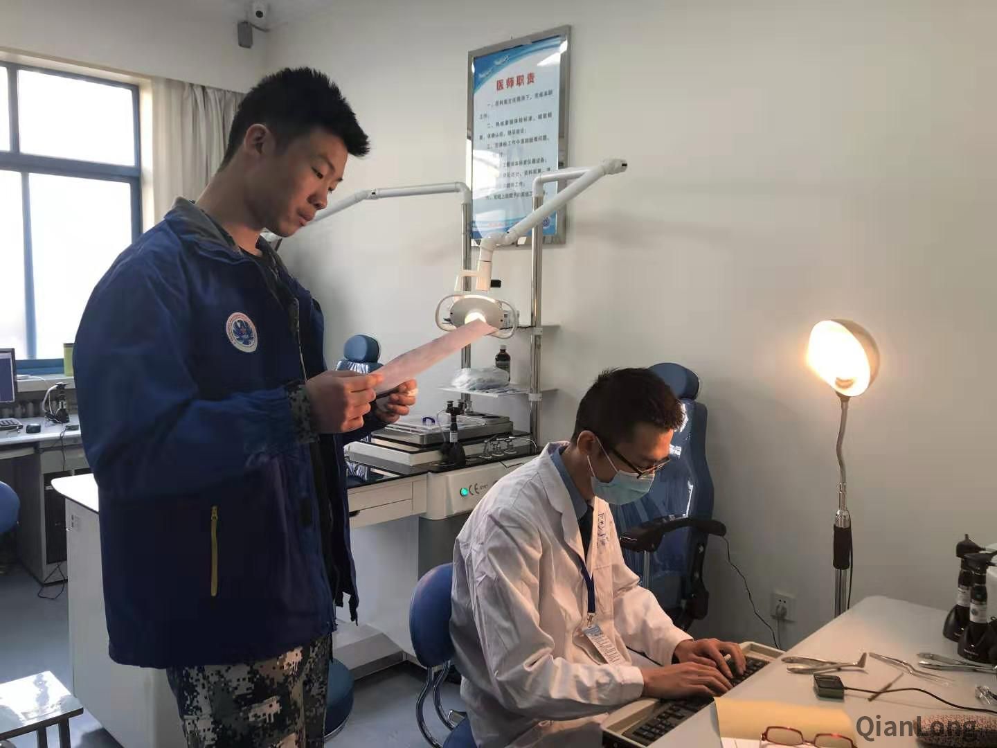 空军青少年航空学校航空实验班的高三学生正在接受体检.