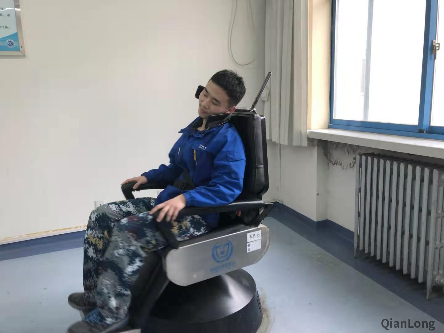 空军青少年航空学校航空实验班的高三学生接受体检.