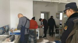 进口鱼黑加工作坊设在小区内？北京城管将其“一锅端”