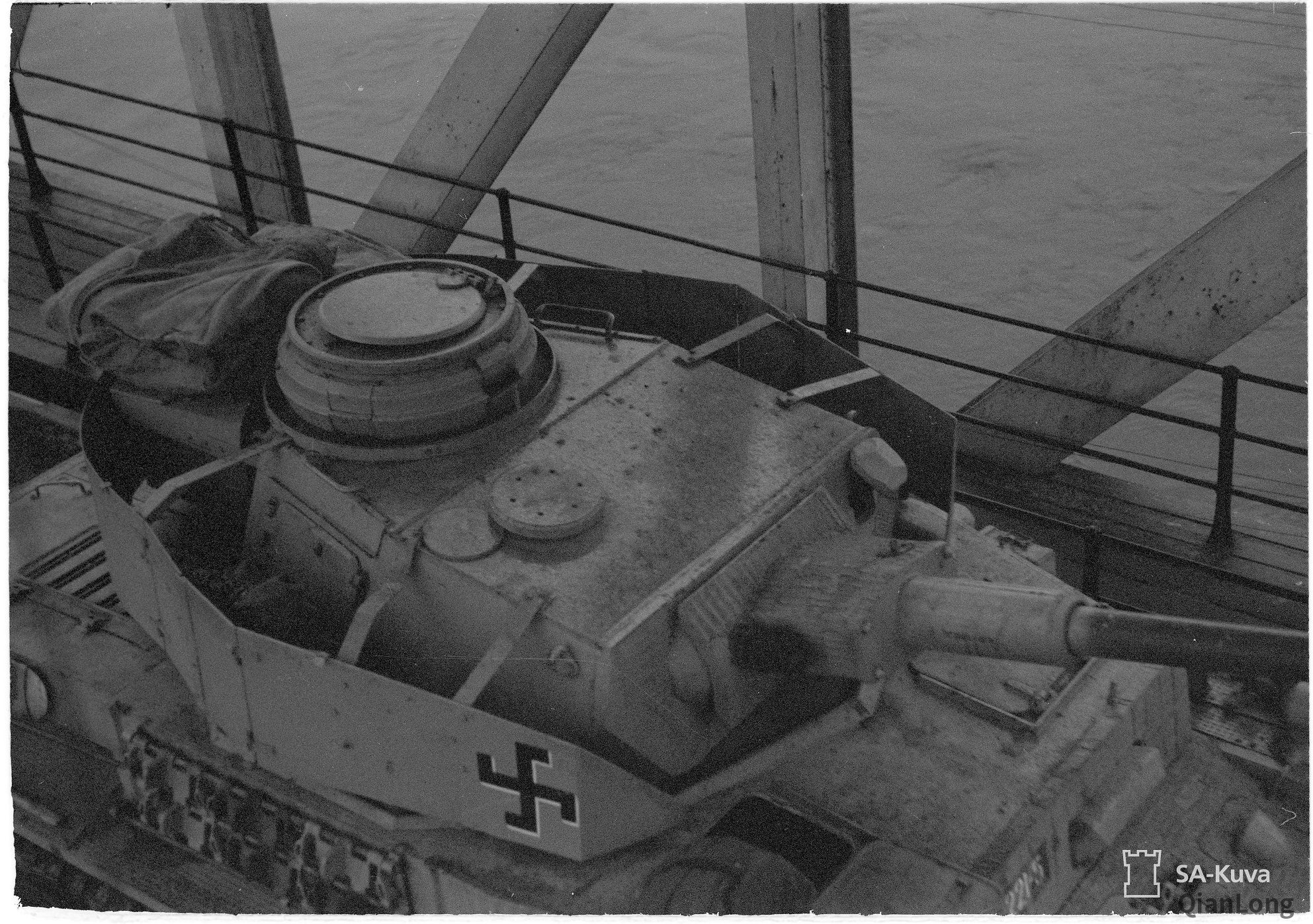 可以看到芬兰军队也采用了类似纳粹"卐"字的标示