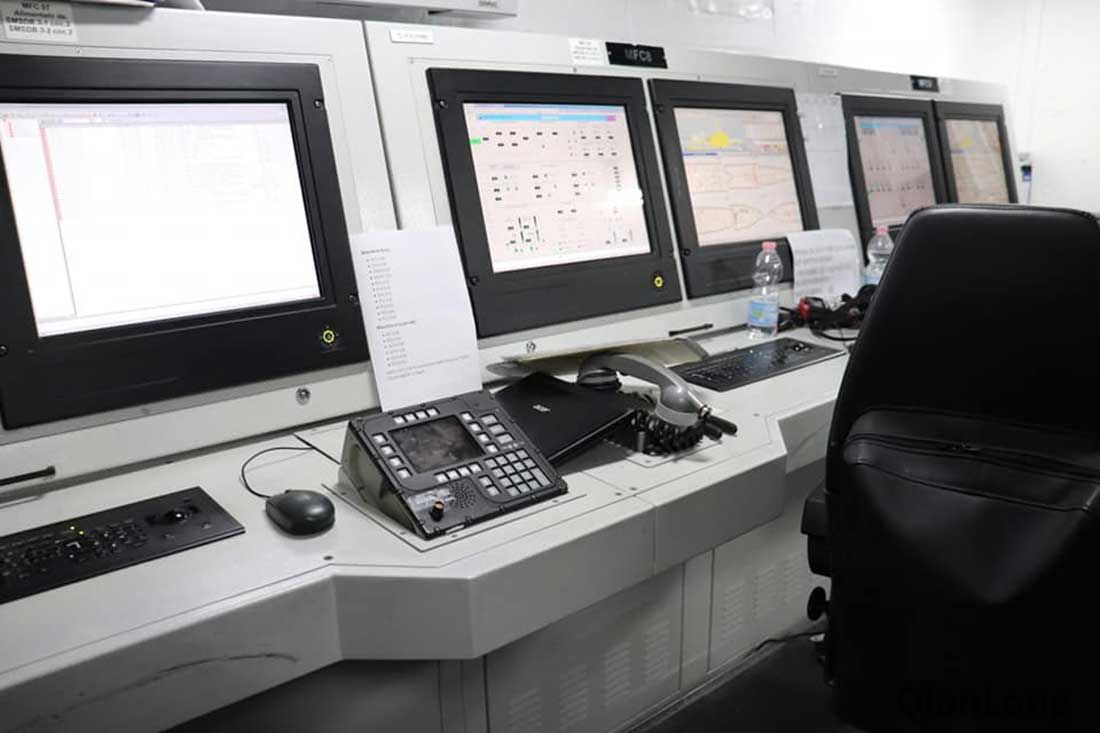 "阿尔比诺"号导弹护卫舰控制台面板.