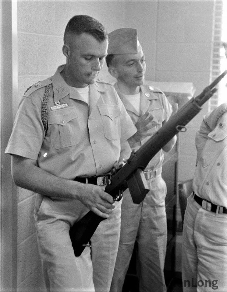 首次接触m14突击步枪的美军士兵像孩子一样把玩新玩具6