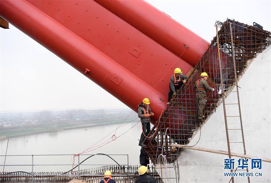 商合杭铁路跨淮河特大桥钢管拱提升合龙2
