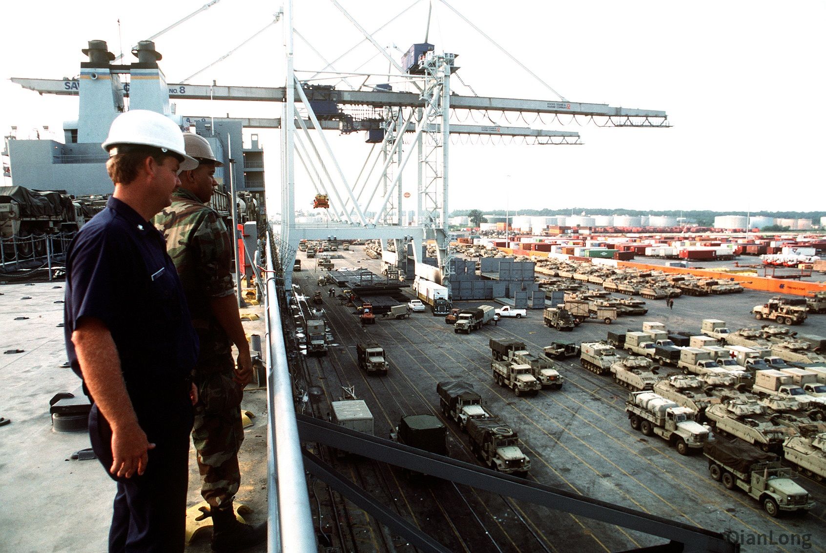 准备沙漠风暴行动的美军部队一个旅的装备跨过半个地球