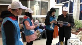 北京怀柔镇500志愿者领“文明存折”