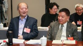 两会镜头：委员认真履职不分会上会下