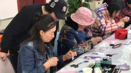 北京东城体育总局社区开展手工活动庆“三八”