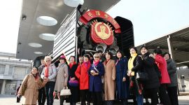 京铁丽人、京铁女子合唱团走进“毛泽东号”机车展室