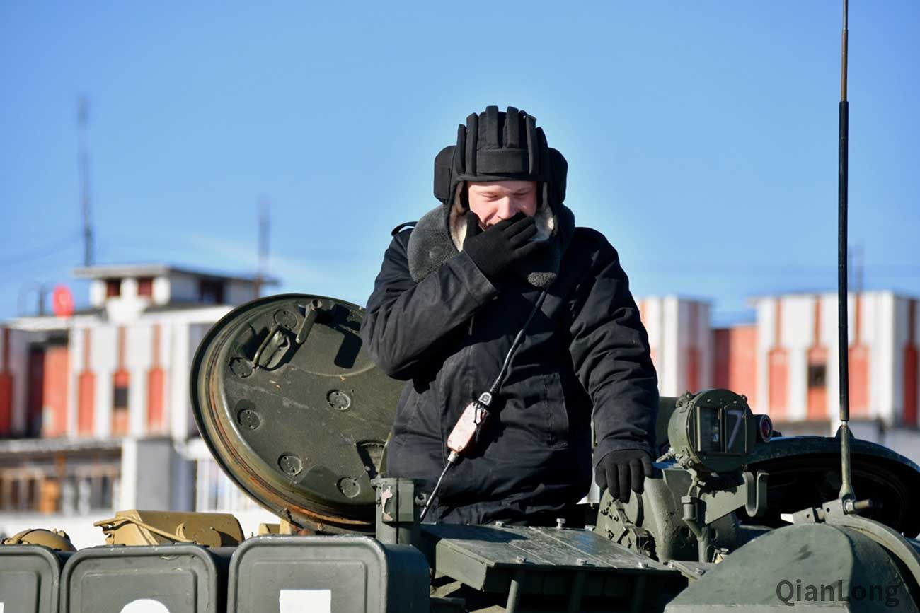准备钻入坦克的俄军坦克兵.