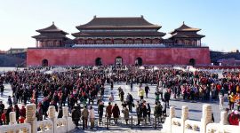 北京图见|暖春北京 故宫旅客络绎不绝
