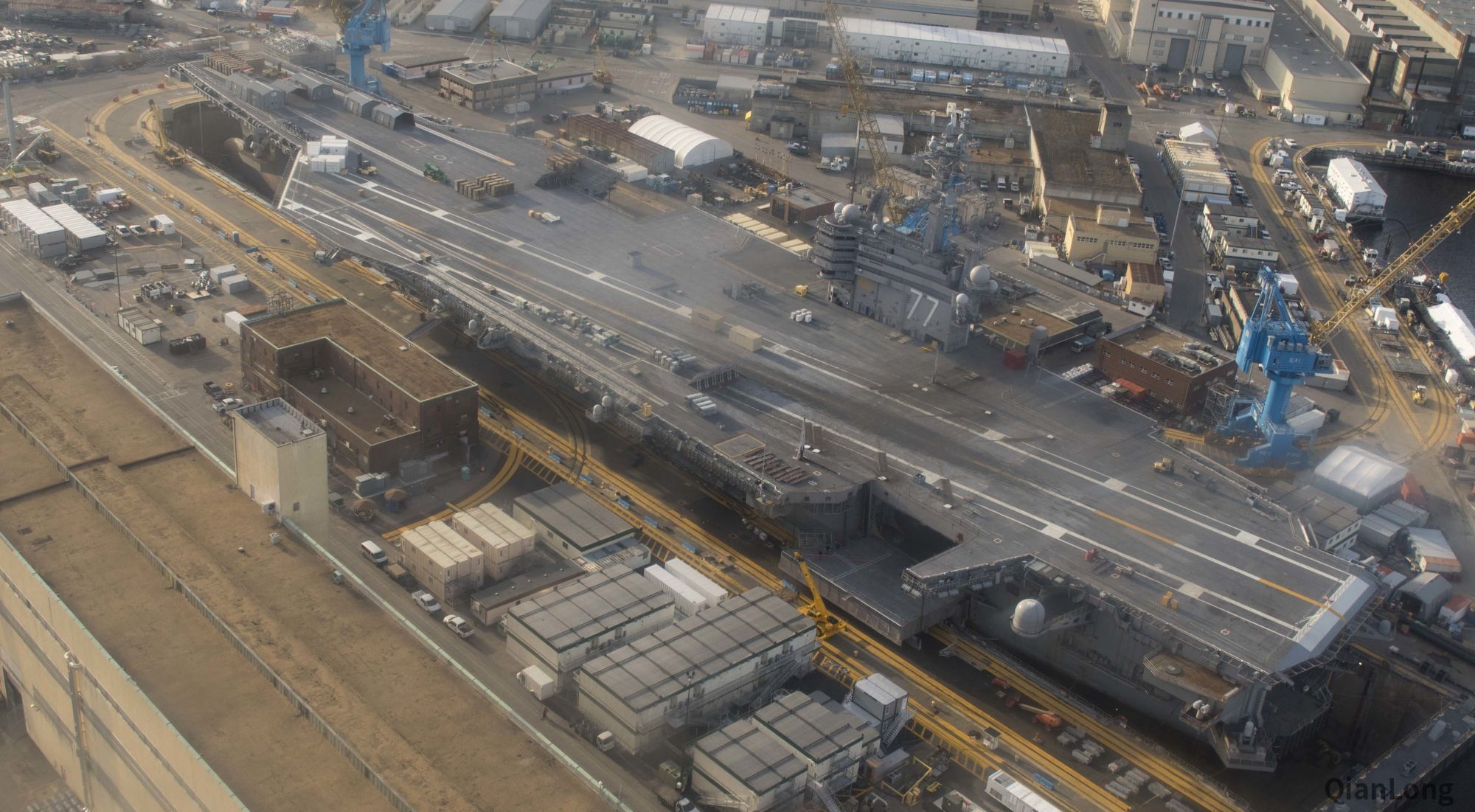 服役10年美军布什号核航母开始返厂大修占满船坞凸显庞大体积2