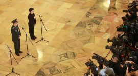 全国政协委员在“委员通道”接受采访